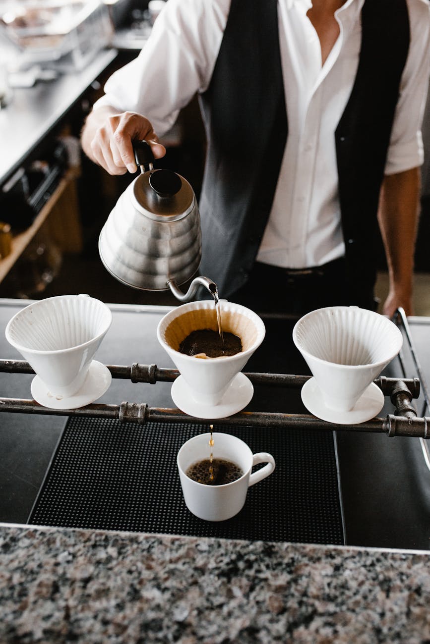Barista beim Pour-Over