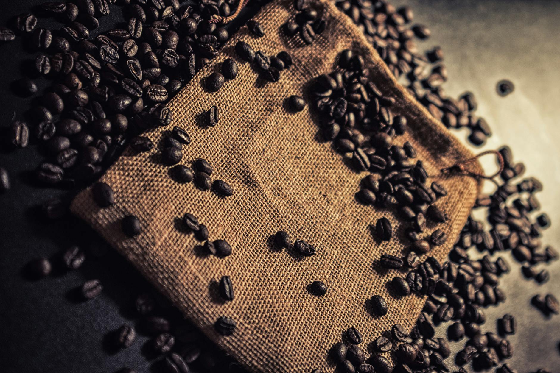 Kaffeebohnen auf Jutesack