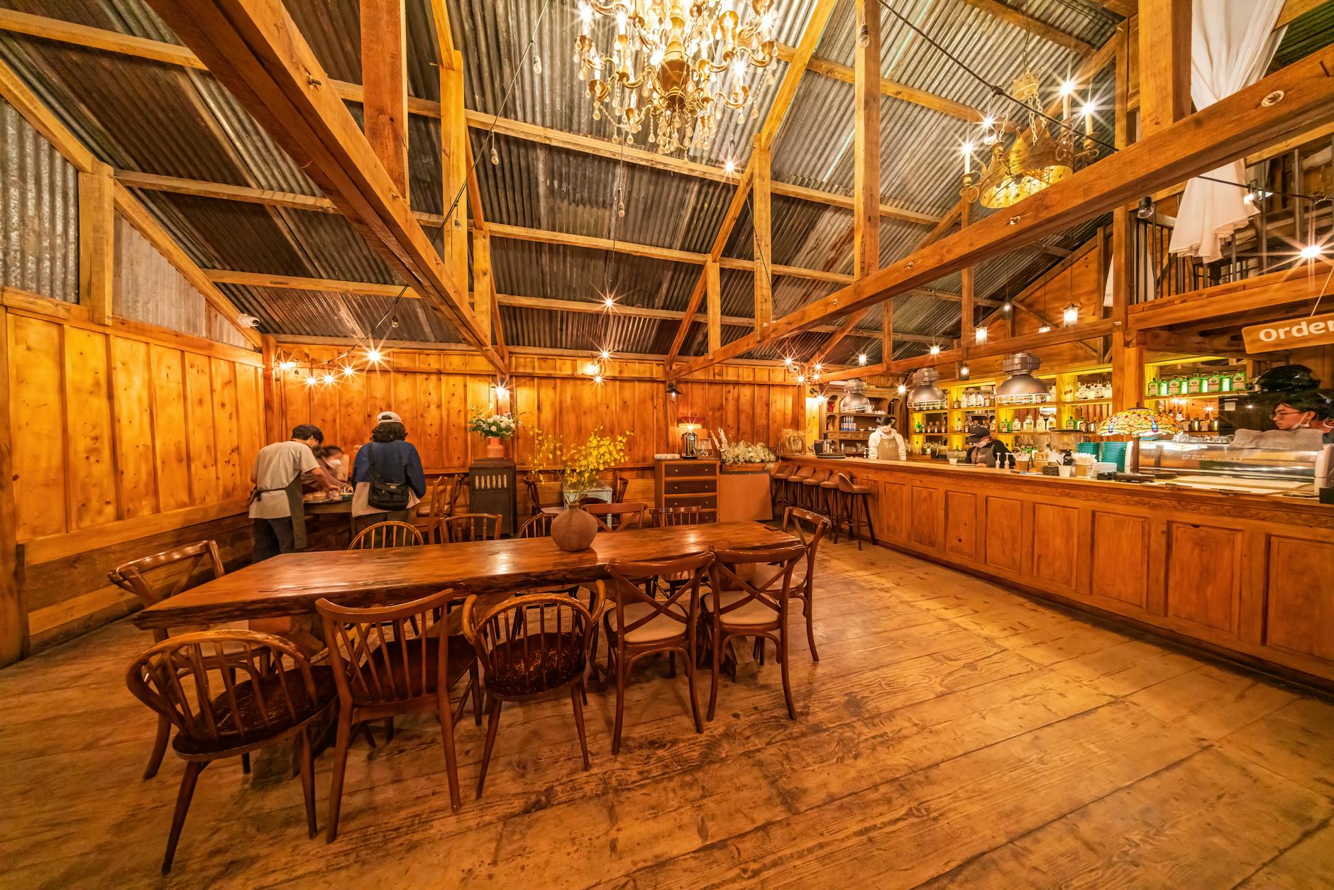 Warmes Café-Interieur mit Holzmöbeln und einladender Atmosphäre
